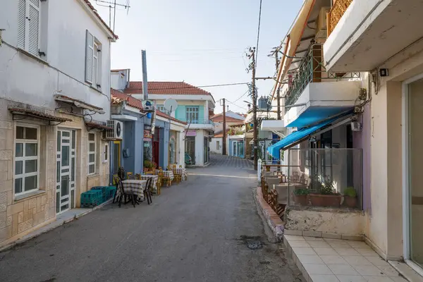 26 Haziran 2024 - Kuzey Evia, Yunanistan - Yunanistan 'ın Kuzey Evia kentindeki güzel Agia Anna köyünde sokak ve mimari