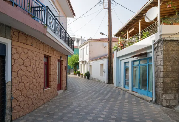 26 Haziran 2024 - Kuzey Evia, Yunanistan - Yunanistan 'ın Kuzey Evia kentindeki güzel Agia Anna köyünde sokak ve mimari