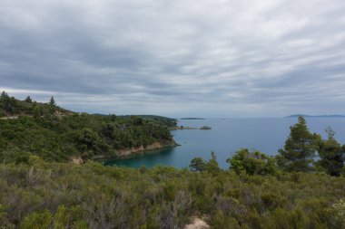Sithonia, Chalkidiki, Yunanistan 'da deniz kenarında bulutlu bir gökyüzü altında güzel bir manzara
