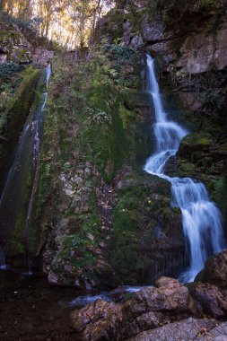 Varvara, Chalkidiki, Yunanistan 'ın küçük şelalesinin muhteşem manzarası