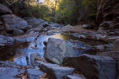 Varvara, Chalkidiki, Yunanistan 'ın küçük şelalesi yakınlarındaki şaşırtıcı dağ manzarası