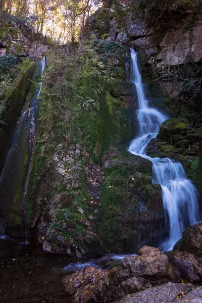 Varvara, Chalkidiki, Yunanistan 'ın küçük şelalesinin muhteşem manzarası