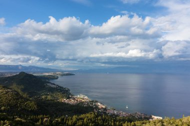 Yunanistan 'ın Korfu adasındaki dağdan çevreye inanılmaz bir manzara