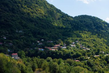 Dağ manzarası ve Valia Calda 'da küçük bir köy, Pindos, Yunanistan