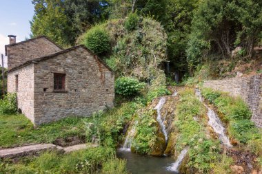 Yunanistan 'ın güzel dağlık Tristeno köyünün mimarisi
