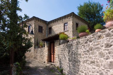 Yunanistan 'ın güzel dağlık Tristeno köyünün mimarisi