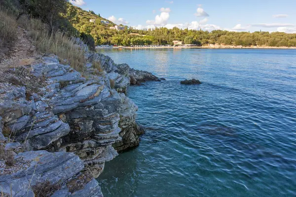 Kerasia sahilinde, kuzey doğu Korfu, Yunanistan 'da deniz manzarası inanılmaz.