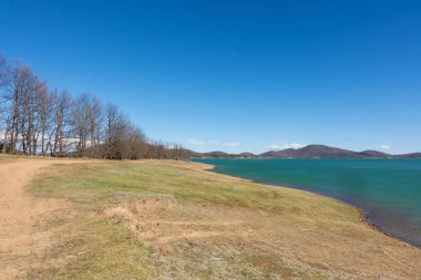 Yunanistan 'ın Karditsa kentindeki yapay Plastira Gölü çevresindeki muhteşem manzara
