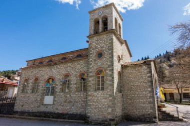 17 Mart 2025 - Pezoula, Plastira, Yunanistan - Yunanistan 'ın Plastira bölgesindeki Pezoula köyünde hayat veren bahar kilisesinin bulunduğu merkez plaza