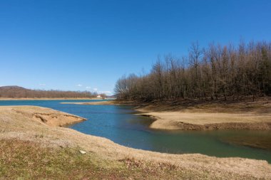 Yunanistan 'ın Karditsa kentindeki yapay Plastira Gölü çevresindeki muhteşem manzara
