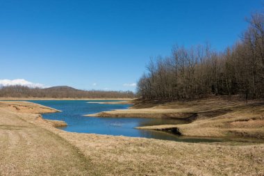Yunanistan 'ın Karditsa kentindeki yapay Plastira Gölü çevresindeki muhteşem manzara