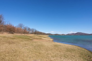 Yunanistan 'ın Karditsa kentindeki yapay Plastira Gölü çevresindeki muhteşem manzara