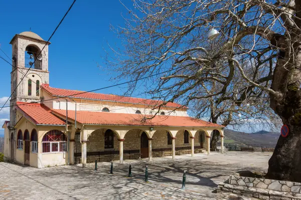 17 Mart 2025 - Kerasia, Plastira, Yunanistan - Yunanistan 'ın Plastira Gölü bölgesindeki Kerasia köyündeki merkez plazada Yaşam Veren Bahar Kilisesi