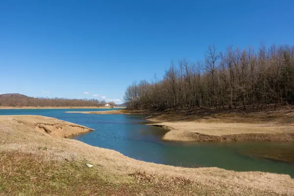 Yunanistan 'ın Karditsa kentindeki yapay Plastira Gölü çevresindeki muhteşem manzara