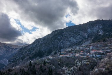 Plastira Gölü 'ndeki güzel Karitsa köyü, Karditsa, Yunanistan