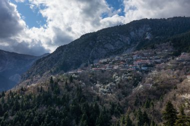 Plastira Gölü 'ndeki güzel Karitsa köyü, Karditsa, Yunanistan