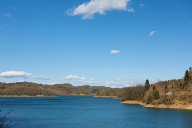 Yunanistan 'ın Karditsa kentindeki yapay Plastira Gölü çevresindeki muhteşem manzara