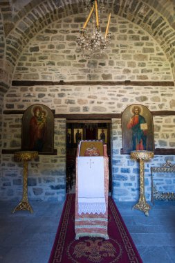 12 Eylül 2024 - Grevena, Yunanistan - Yunanistan 'ın Grevena kentindeki Perivoli köyüne yakın eski Aziz Nicholas kilisesi