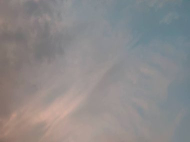 Soyut bulutlar gibi boyanmış basit gökyüzü arkaplanı