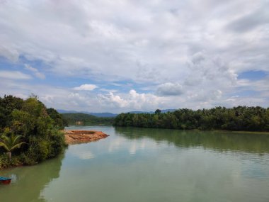 Sakin su Sharavati nehri ve gölgelerin yansımaları, güzel bulutlu gökyüzü
