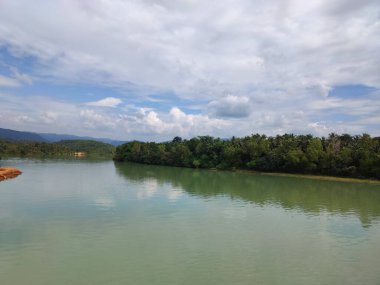 Günün güzel gökyüzünün altında sakin bir nehir.