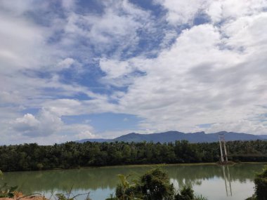 Samshi Asma Köprüsü Sharavati Nehri üzerinde askıya alındı. Doğanın nefes kesici güzelliğiyle çevrili büyüleyici bir yolculuk. Köprüden geçerken açılır.