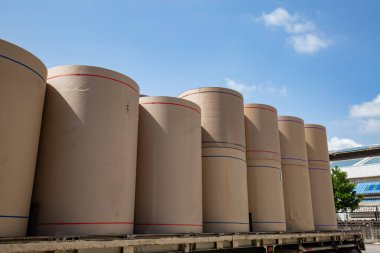 Dikey kağıt ekseni, trason kamyonunda geri dönüşüm için kullanılmayı bekliyor