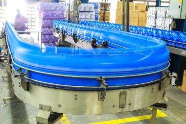 Fabrika yakıtı üretmek için konveyör galonlarca yağ..