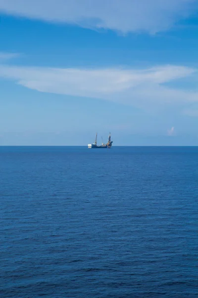Море Голубом Фоне Неба — стоковое фото