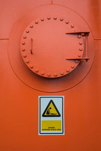 罐体橙色密闭空间入口 带有警告标志符号 — 图库照片