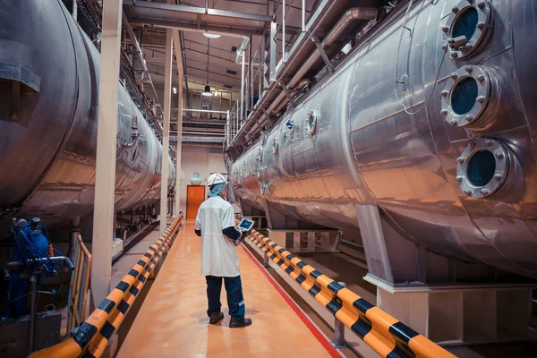 男性作業検査プロセス水平ステンレスタンク工場でミルクパウダーセラー — ストック写真