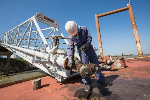 Mannelijke Werknemer Inspectie Meting Dikte Pijpleiding Olie Gas Bij Steiger — Stockfoto