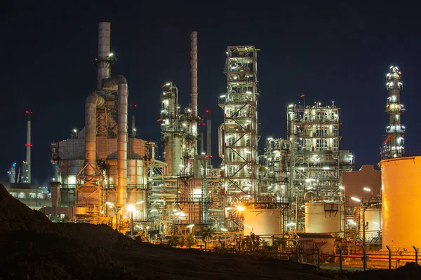Raffinaderiets Solnedgångsscenario För Tung Kemisk Industrianläggning Med Raffinering Rör Skymning — Stockfoto