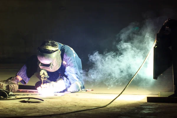 Hombre Trabajador Que Usa Ropa Protectora Reparación Placa Inferior Tanque — Foto de Stock