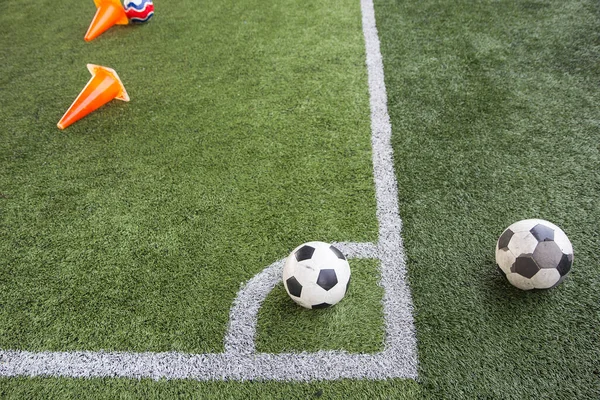 練習のためのコーンと芝生のフィールド上のサッカーボール戦術 — ストック写真