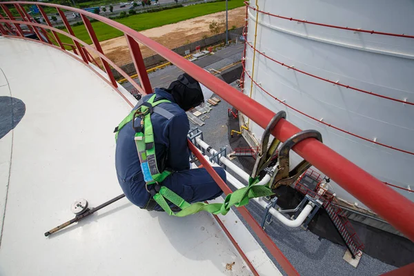 안전을 처음으로 마구를 근로자와 지붕이 지붕에 난간에서 일하는 스톡 이미지