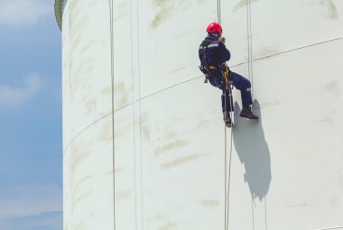 Üst görünüm erkek işçi aşağı yükseklik tankı halat erişim güvenlik denetimi Kalınlık depolama yağ ve benzin deposu sanayi