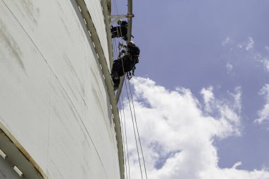 Üst görünüm erkek işçi aşağı yükseklik tankı halat erişim güvenlik denetimi Kalınlık depolama yağ ve benzin deposu sanayi