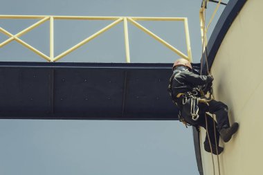 Odaklanma görüşü erkek işçi aşağı yükseklik tankı halat erişim güvenlik denetimi kalınlık depolama yağ ve benzin deposu sanayi