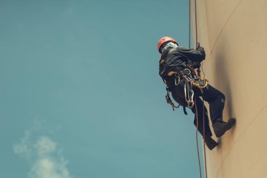 Odaklanma görüşü erkek işçi aşağı yükseklik tankı halat erişim güvenlik denetimi kalınlık depolama yağ ve benzin deposu sanayi
