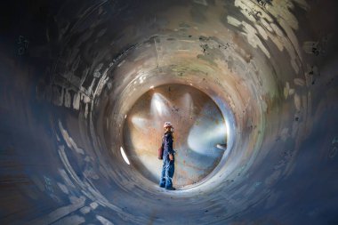 Tank teçhizatı tünelinin altında çalışan erkek denetlemesi kapalı taraftaki feneri kullanarak yapılır..