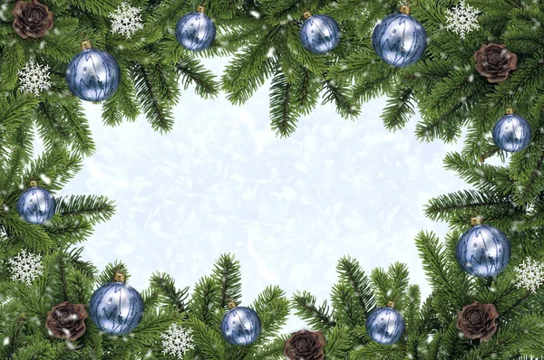Ramos Uma Árvore Natal Natural Com Bolas Azuis Cones Fundo — Fotografia de Stock