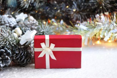 Kopyalama alanı olan bir Noel ağacının altında paketlenmiş hediyeler. Kopya boşluklu Noel resmi