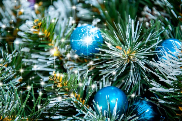 圣诞蓝色装饰特写在云杉树枝上 圣诞及新年假期背景 — 图库照片