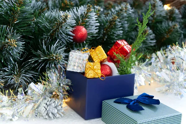 Regalos Envueltos Bajo Árbol Navidad Con Copyspace Foto Vacaciones Navidad — Foto de Stock