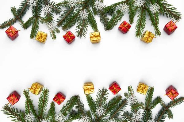 Υποκαταστήματα Χριστουγεννιάτικου Δέντρου Και Κόκκινα Και Κίτρινα Κουτιά Δώρων Λευκό — Φωτογραφία Αρχείου