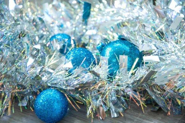圣诞蓝色装饰特写在云杉树枝上 圣诞及新年假期背景 — 图库照片