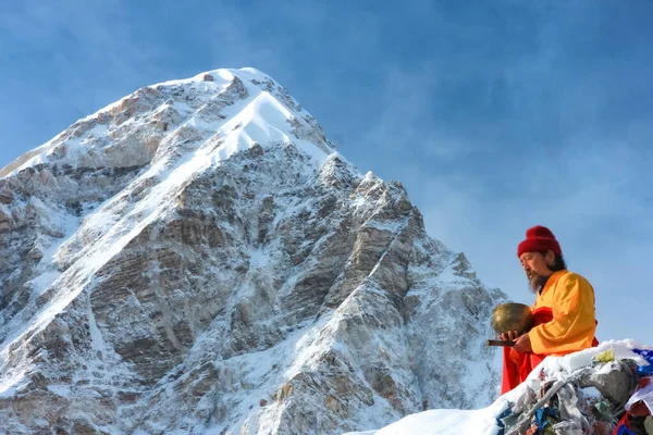 Himalaya Nepal Mai 2016 Ein Mönch Mit Einer Schale Der — Stockfoto
