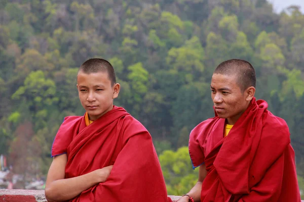 Sikkim Índia Abril 2015 Meninos Monges Roupas Vermelhas Mosteiro Budista — Fotografia de Stock