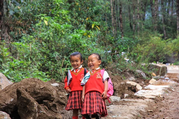 Сикким Индия Апреля 2015 Две Маленькие Индийские Девочки Школьной Форме — стоковое фото